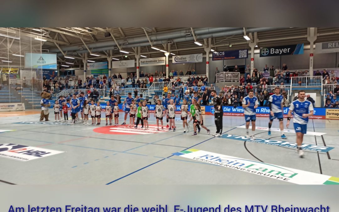 Die weibl. E-Jugend des MTV Rheinwacht als Einlaufkids in der 2. Bundesliga
